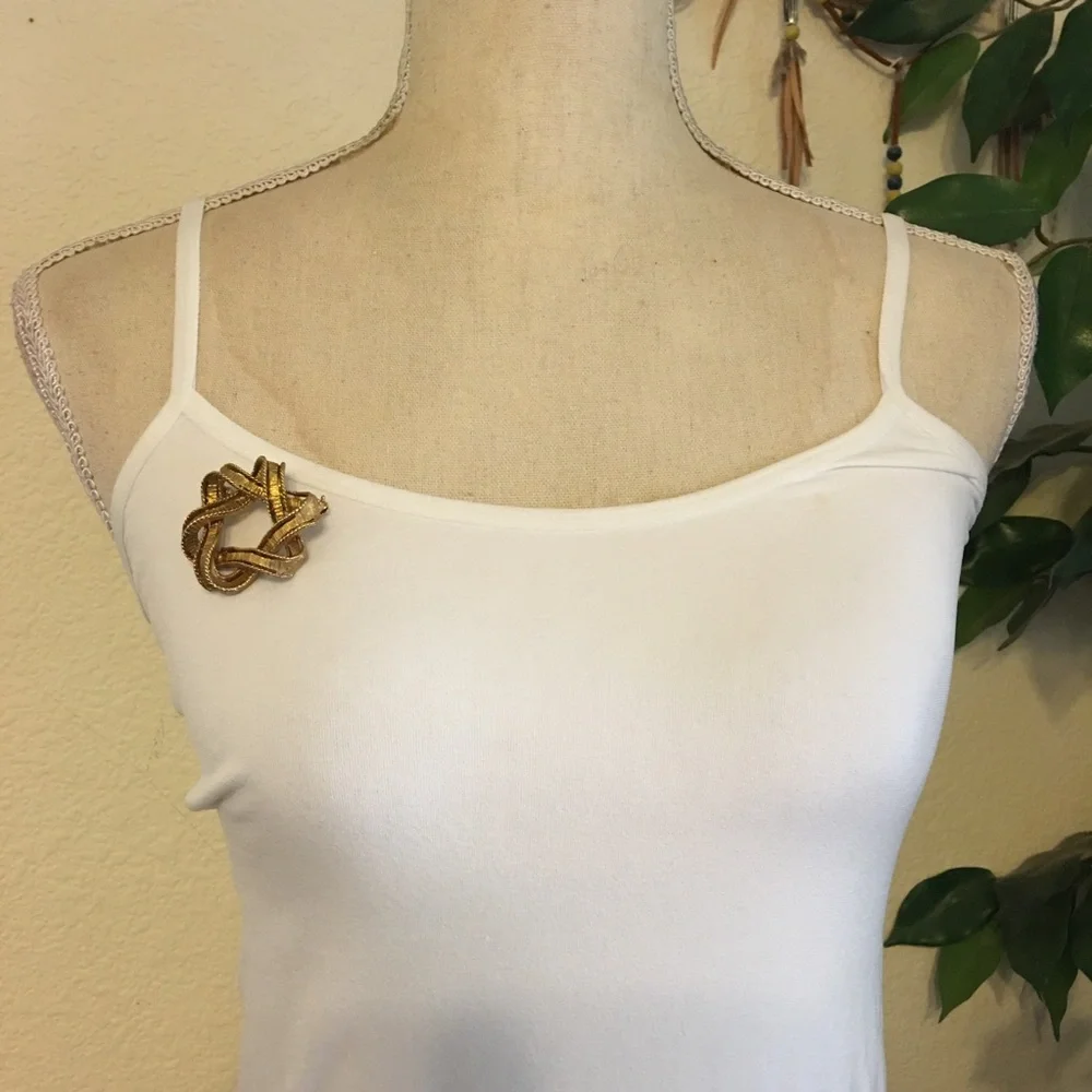 Vintage 70s gold tone wreath design brooch pin